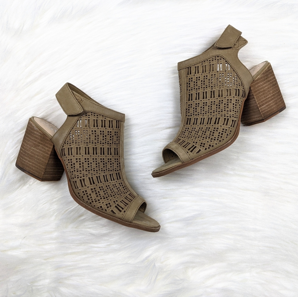 Vince camuto- Keannie Block Heel Sandal